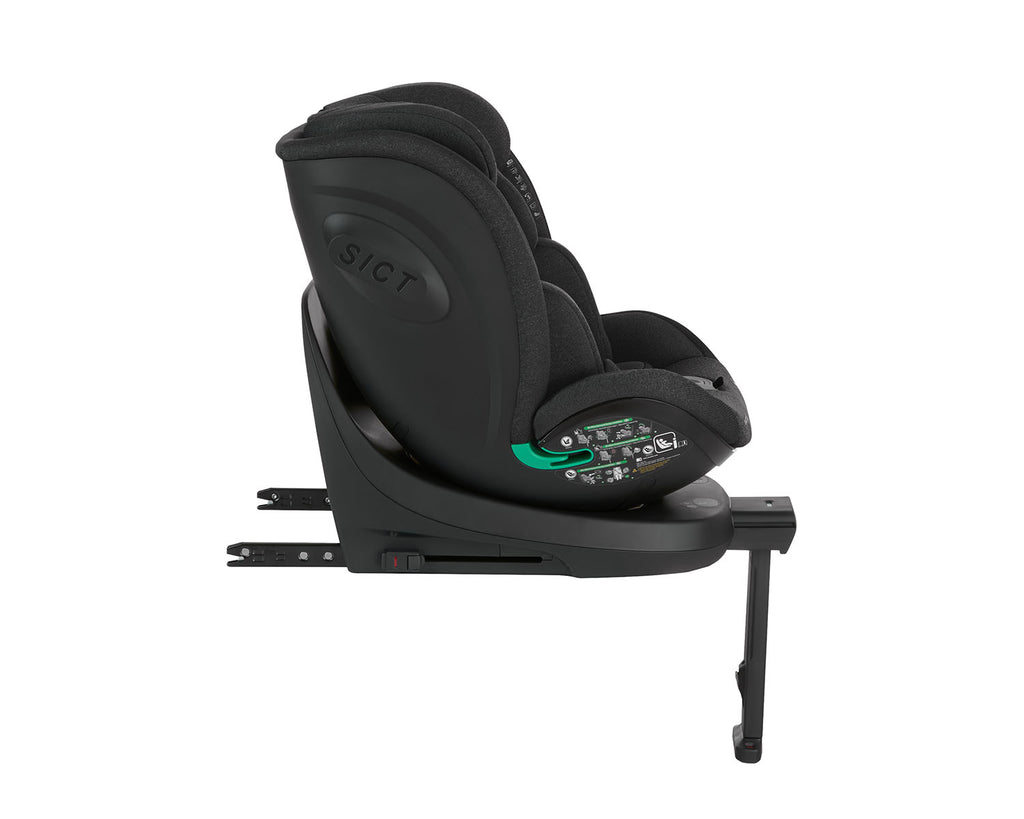 Detalhe da lateral da cadeira auto Kikkaboo i-Twist preta, focando no painel de proteção lateral SICT e nos gráficos de instalação na base.