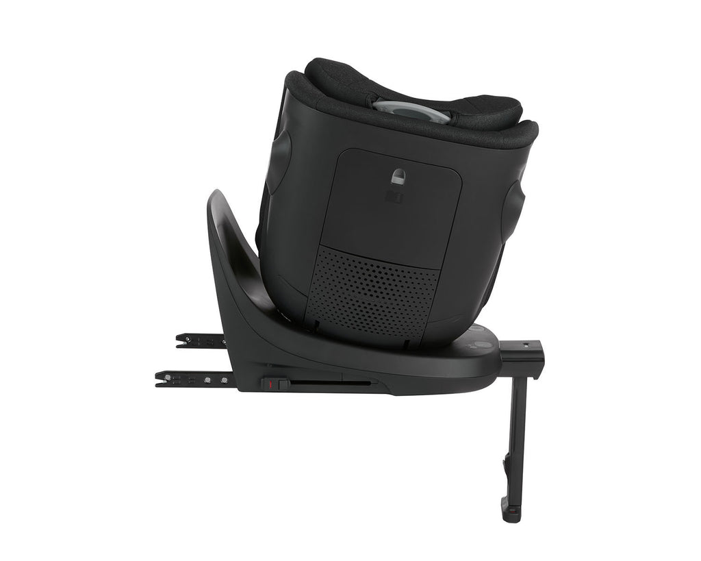 Vista traseira da cadeira auto Kikkaboo i-Twist preta, destacando a ventilação na carcaça e a estrutura da base de rotação ISOFIX.