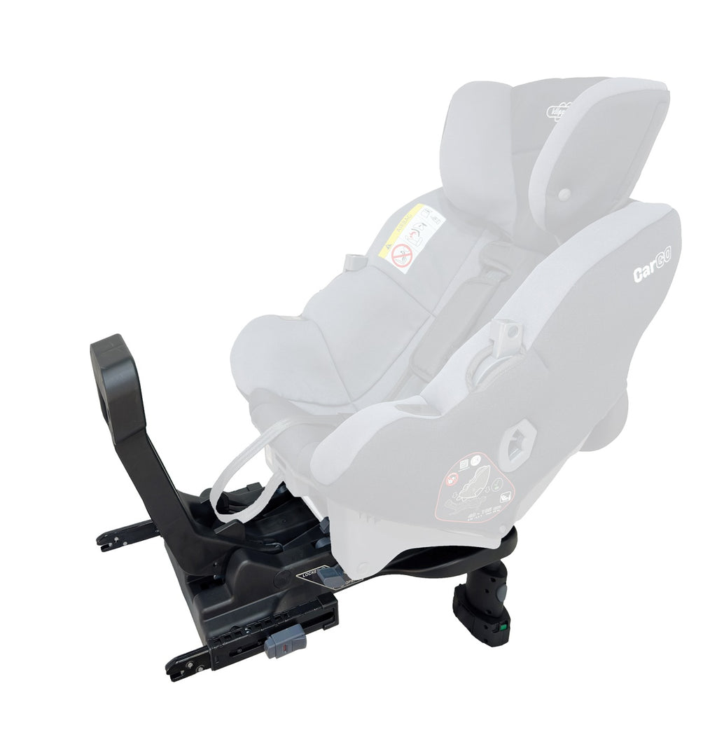 Base Isofix da Klippan CarGO em preto, vista de lado, com a cadeira auto em cinzento claro (sem cor) acoplada, mostrando o mecanismo de instalação.