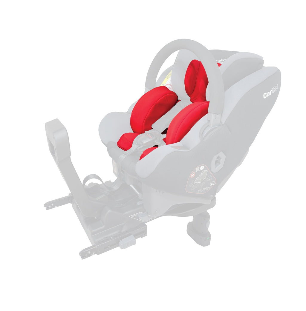 Cadeira auto Klippan CarGO com redutor de recém-nascido vermelho vivo, vista lateral com base Isofix desfocada.