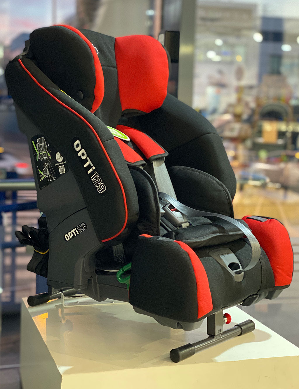 Cadeira auto Klippan Opti129 cor cinza escuro, instalada em contra marcha (rear-facing) num veículo, focando na estabilidade do assento.