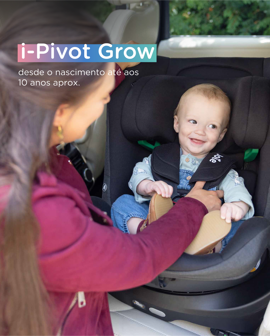 Mãe a colocar um bebé sorridente na cadeira auto Joie i-Pivot Grow instalada no carro, destacando a utilização desde o nascimento.