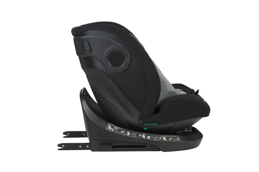 Cadeira auto Kikkaboo i-Hike preta, vista de perfil, com a base ISOFIX e o suporte de perna visíveis, focada na estrutura lateral.