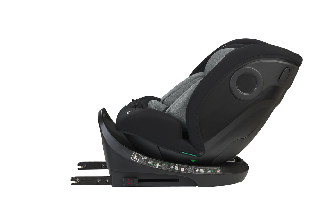 Vista lateral da base da cadeira auto Kikkaboo i-Hike, mostrando a extensão ISOFIX e a etiqueta de instruções de instalação.