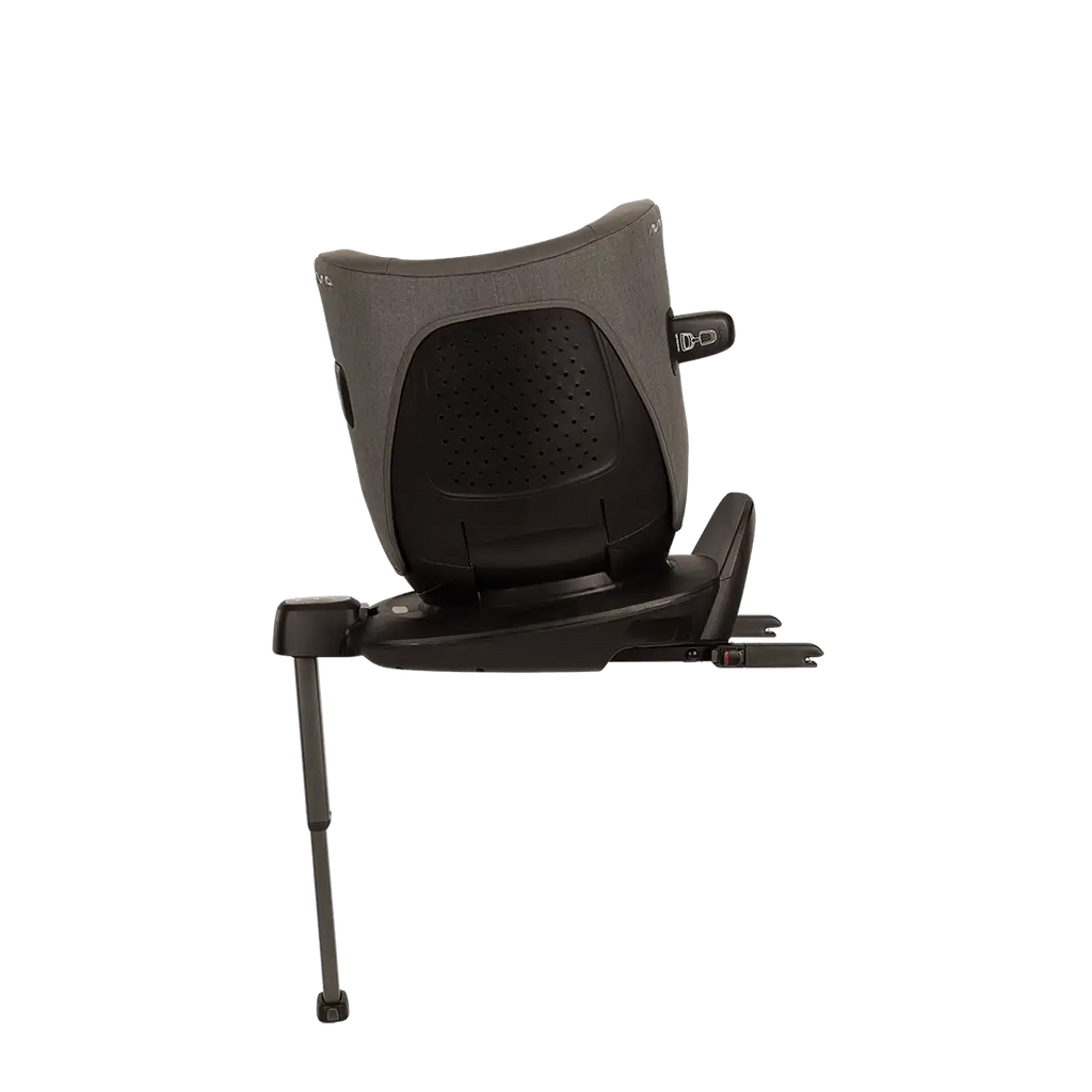 Cadeira auto Nuna Pruu instalada no veículo, mostrando o design elegante e ergonómico.