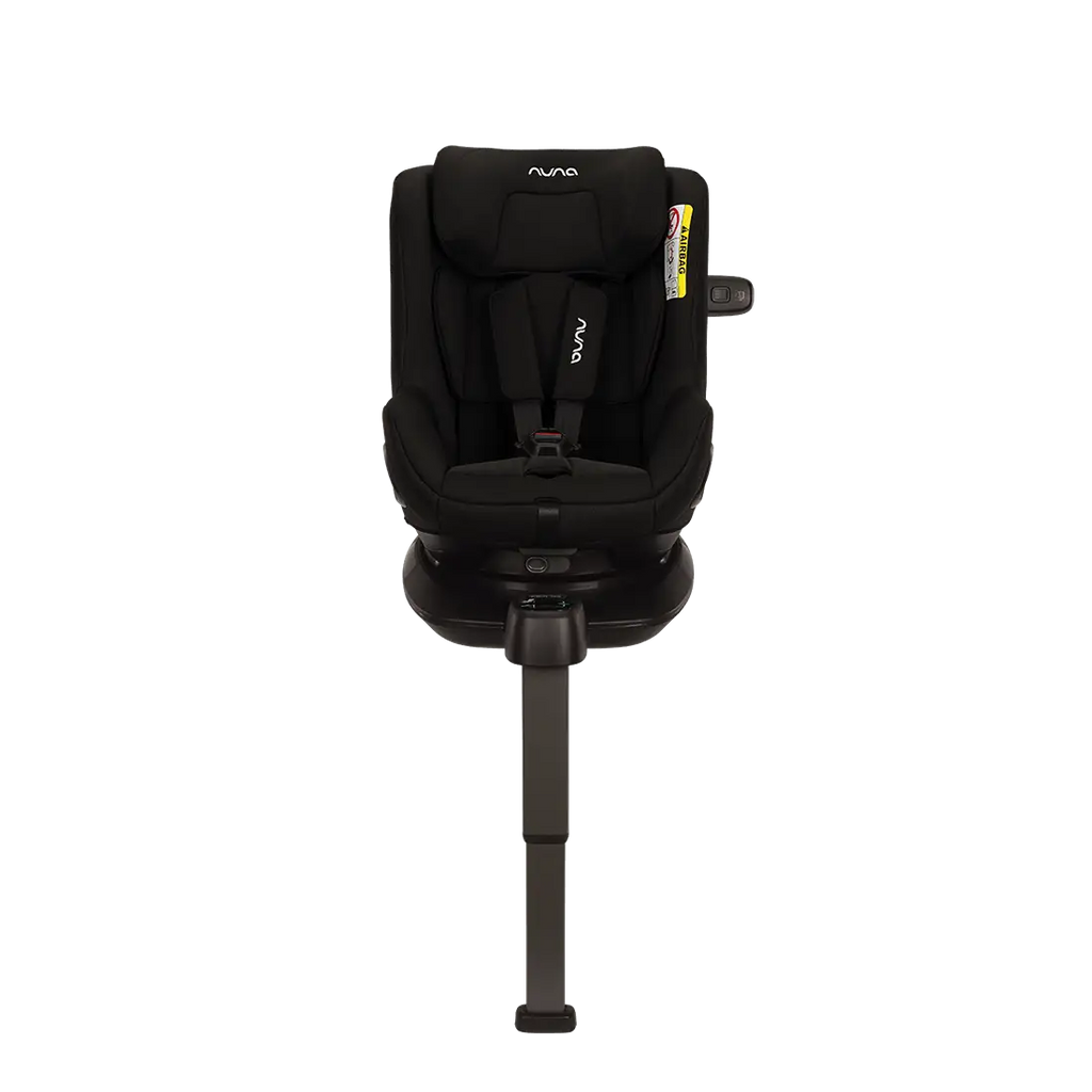 Nuna Pruu instalada em posição de contra-marcha para máxima segurança i-Size até aos 105 cm.