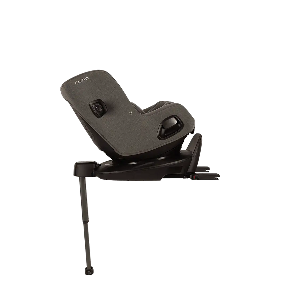 [Cadeira auto Nuna Pruu instalada a favor da marcha, recomendada para crianças a partir dos 15 meses.]