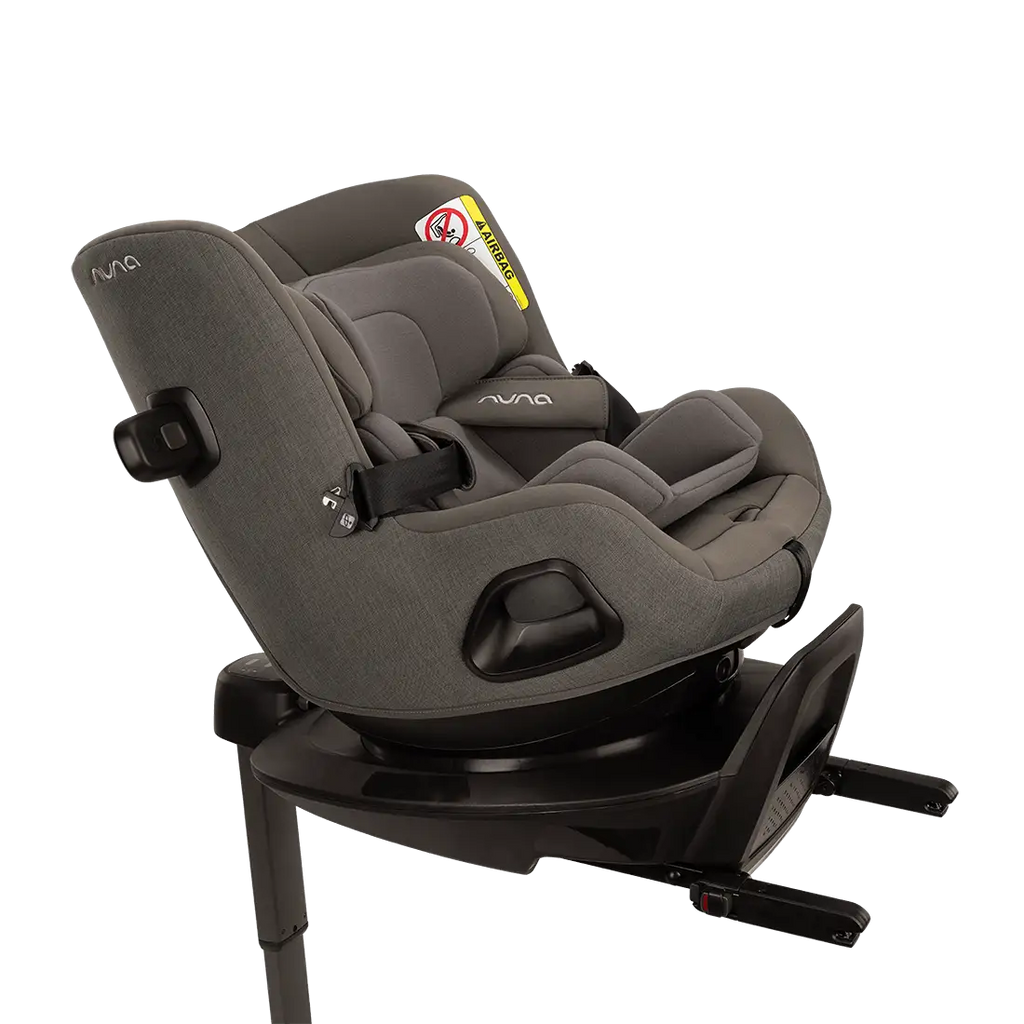 Cadeira auto Nuna Pruu i-Size em preto Caviar, vista frontal com base e perna de apoio.