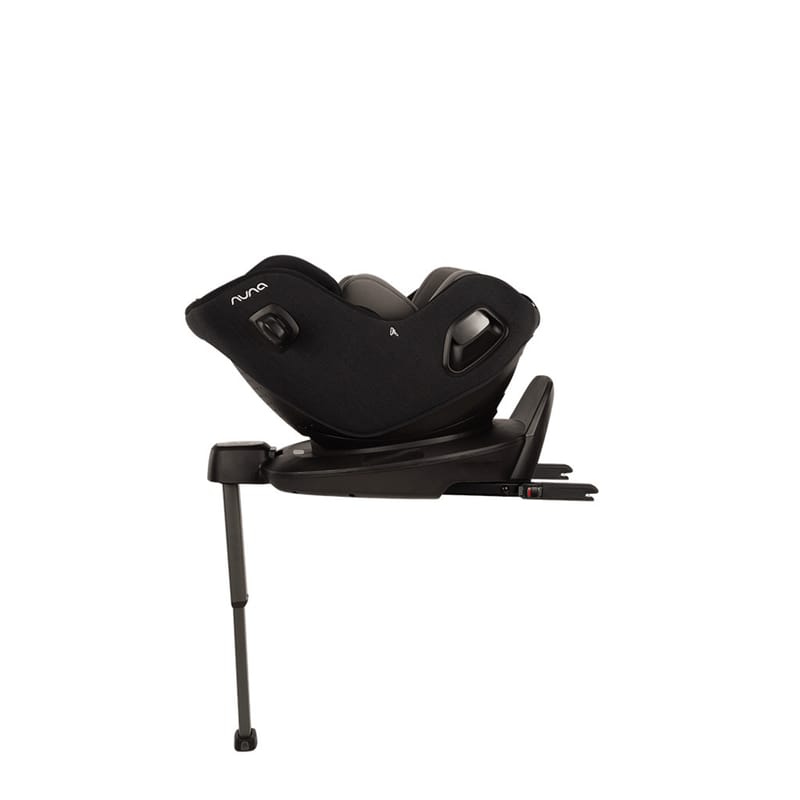 Cadeira auto Nuna Pruu Aire preta montada na base ISOFIX com perna de apoio estendida, vista de perfil.