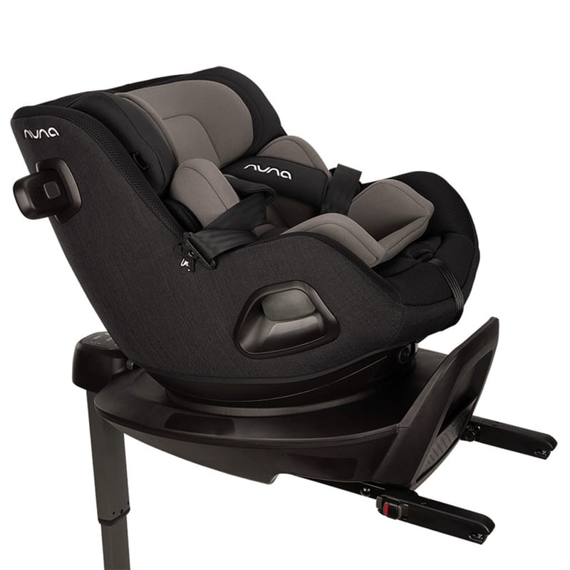 Cadeira auto Nuna Pruu Aire preta e cinzenta com base giratória ISOFIX, vista lateralmente, mostrando o design ergonómico.