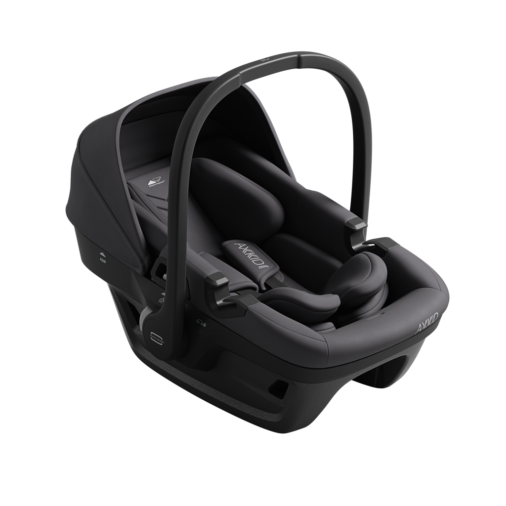 Cadeira auto ovo Axkid Zero Pro em cinzento para recém-nascido com redutores ergonómicos.
