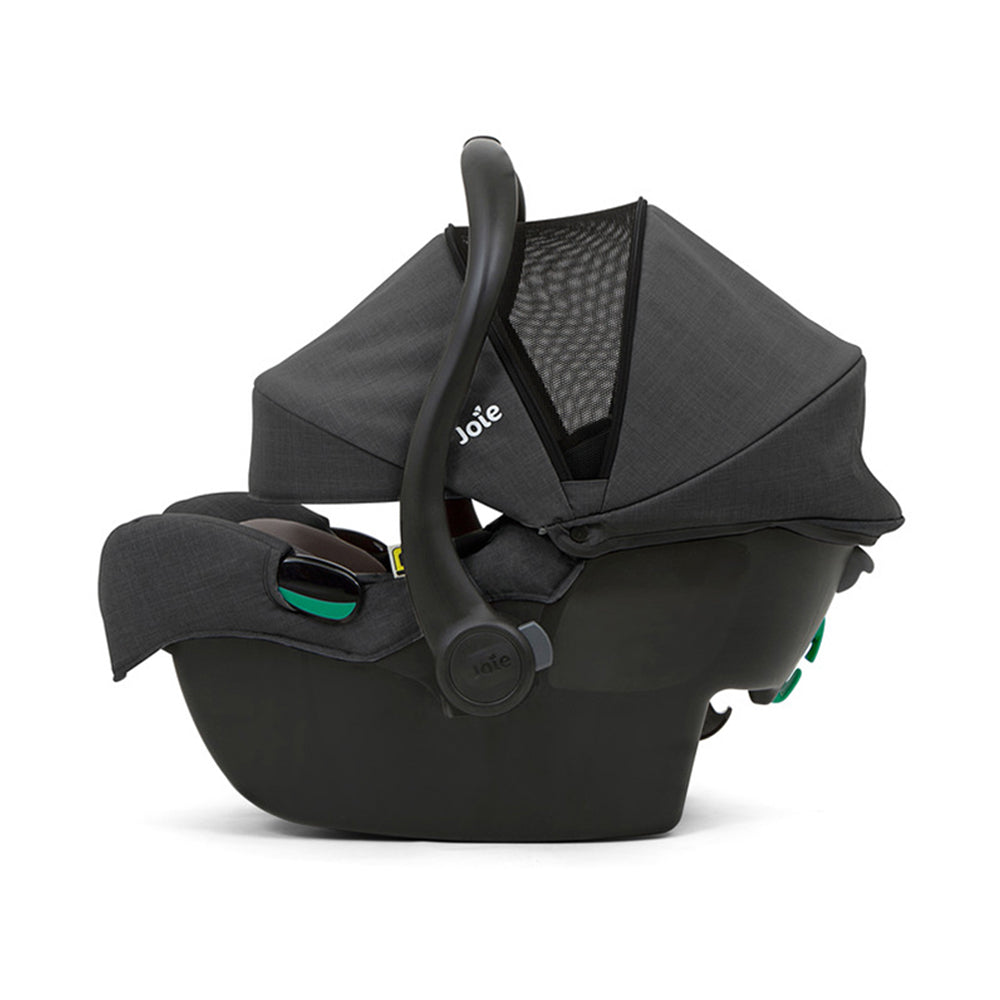 Imagem da cadeira auto ovo Joie i-Gemm 3 com a alça de transporte ergonómica na posição elevada, pronta para ser transportada.