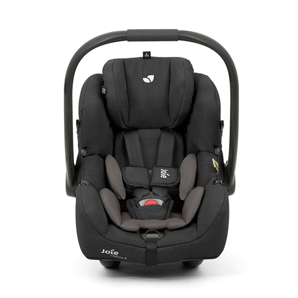 Cadeira auto ovo Joie i-Gemm 3 na cor cinzento escuro, vista de lado, instalada contra a marcha num carro. Destaca o design ergonómico.