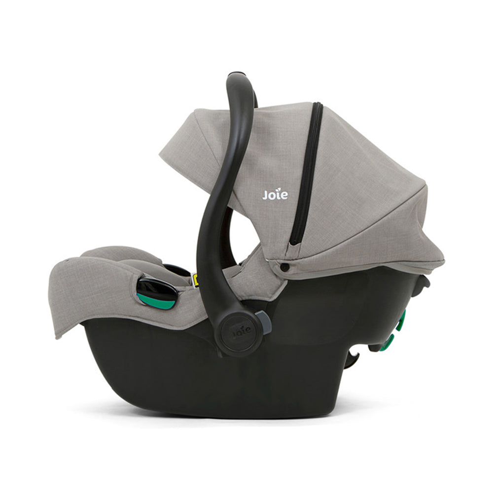Cadeira auto ovo Joie i-Gemm 3 com o redutor de recém-nascido instalado, focada no conforto e ajuste para os mais pequenos.