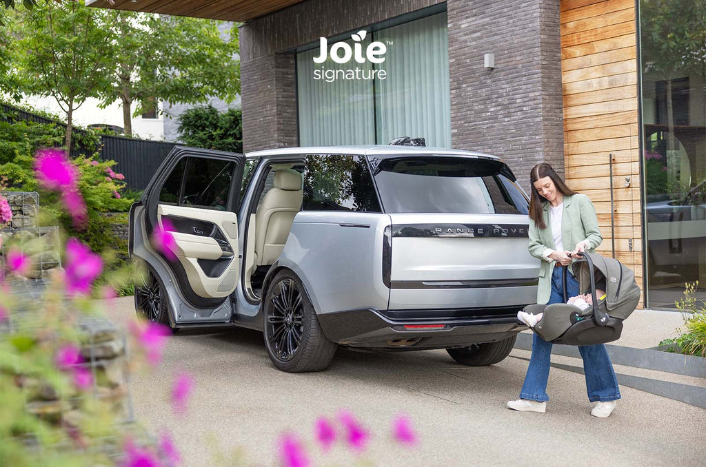 Vista da alça de transporte ergonómica e multi-posições da cadeira auto ovo Joie i-Level Pro Signature, com acabamento agradável ao toque.