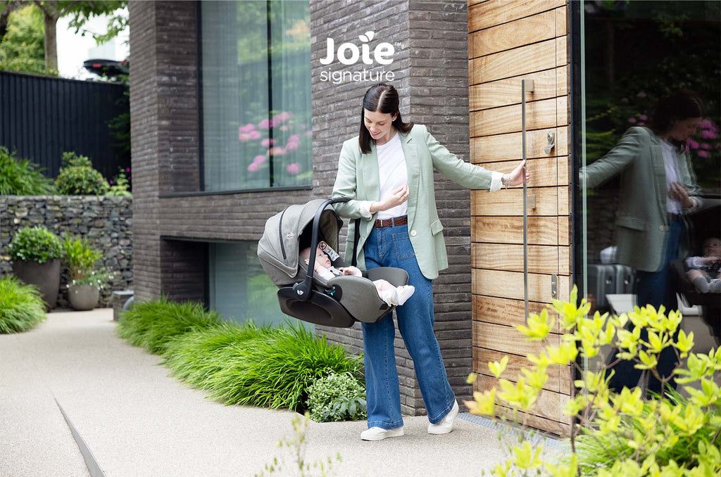 Detalhe da capota retrátil da cadeira auto ovo Joie i-Level Pro Signature, exibindo o fecho para o painel de ventilação.
