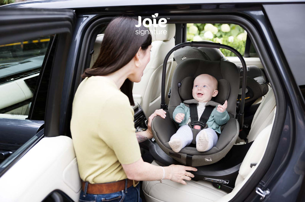 Cadeira auto ovo Joie i-Level Pro Signature em cinzento escuro, vista frontal, com reclinação máxima de 157º para conforto ergonómico do bebé.