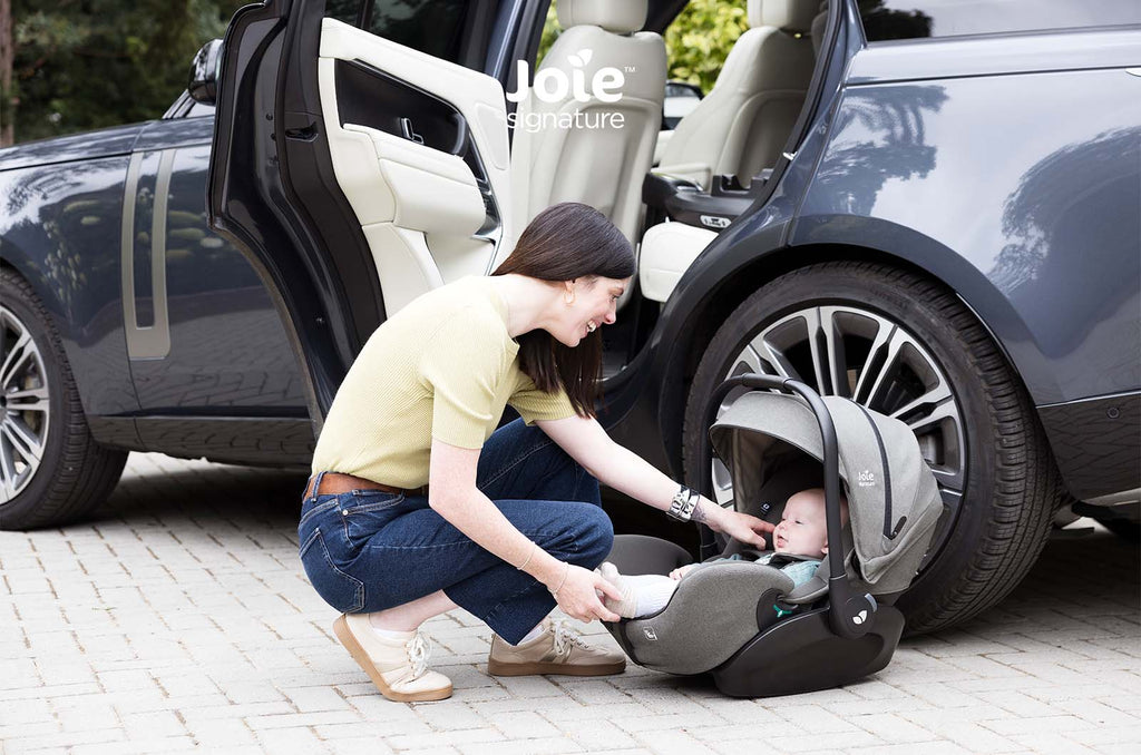 Detalhe lateral da cadeira auto ovo Joie i-Level Pro Signature, mostrando o encosto de cabeça Tri-Protect™ com 3 camadas de segurança e ajuste simultâneo Grow Together™.