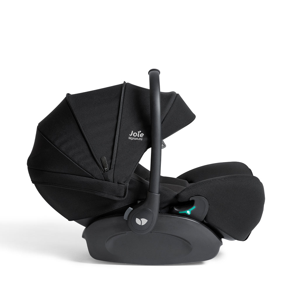 Cadeira auto ovo Joie i-Level Pro Signature na cor Signature (preto/antracite), vista de perfil, destacando o design elegante.
