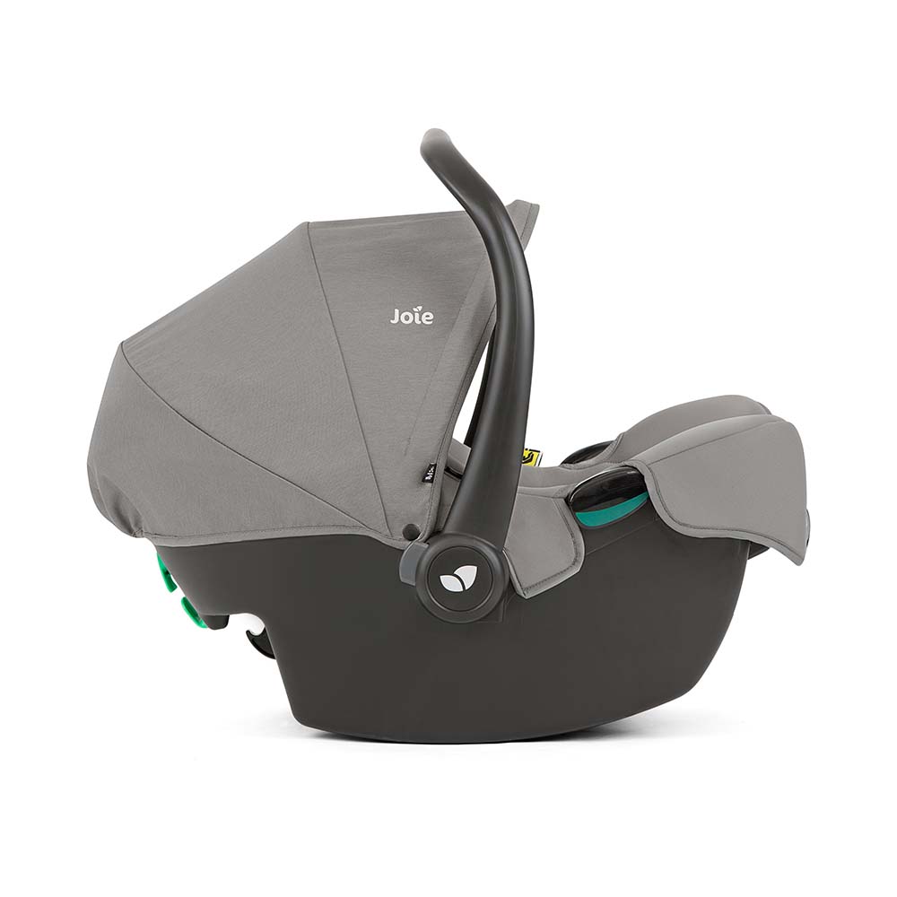 Detalhe do arnês de 3 pontos com protetores de ombro da cadeira Joie i-Snug 2.