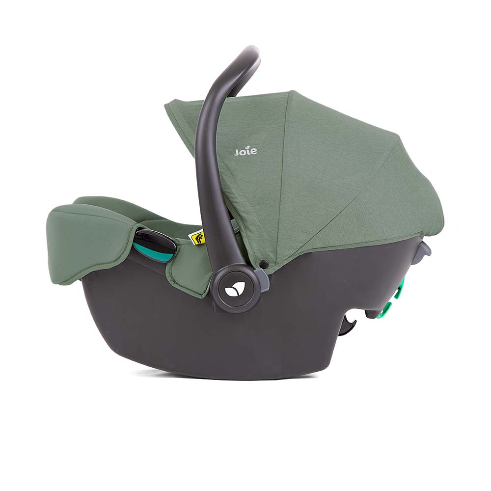 A cadeira ovo Joie i-Snug 2, leve (3.25kg), sendo transportada facilmente pela pega de transporte.