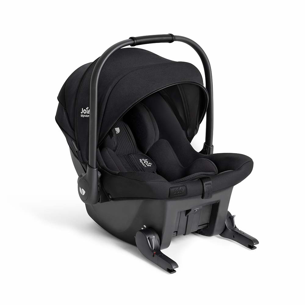 Cadeira auto ovo Joie Sprint Signature na cor cinzento escuro, vista de frente, destacando o arnês de 3 pontos e o redutor de recém-nascido.