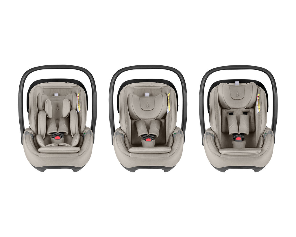 Três vistas da cadeira auto Kikkaboo i-Class, mostrando as diferentes configurações de uso com o redutor de recém-nascido e sem ele.