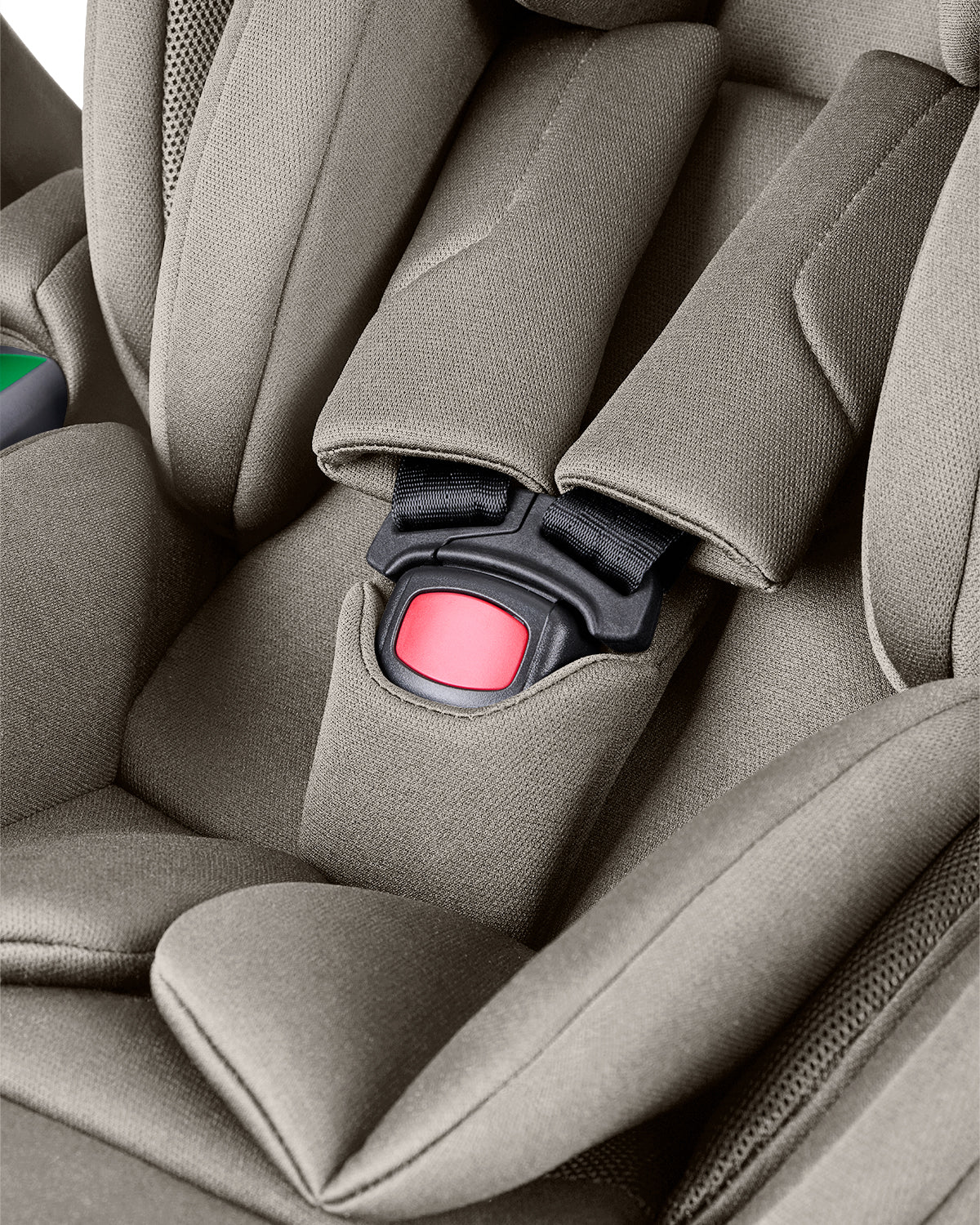 Detalhe do fecho de segurança de 3 pontos da cadeira auto, com acolchoamento espesso nos ombros e peito.