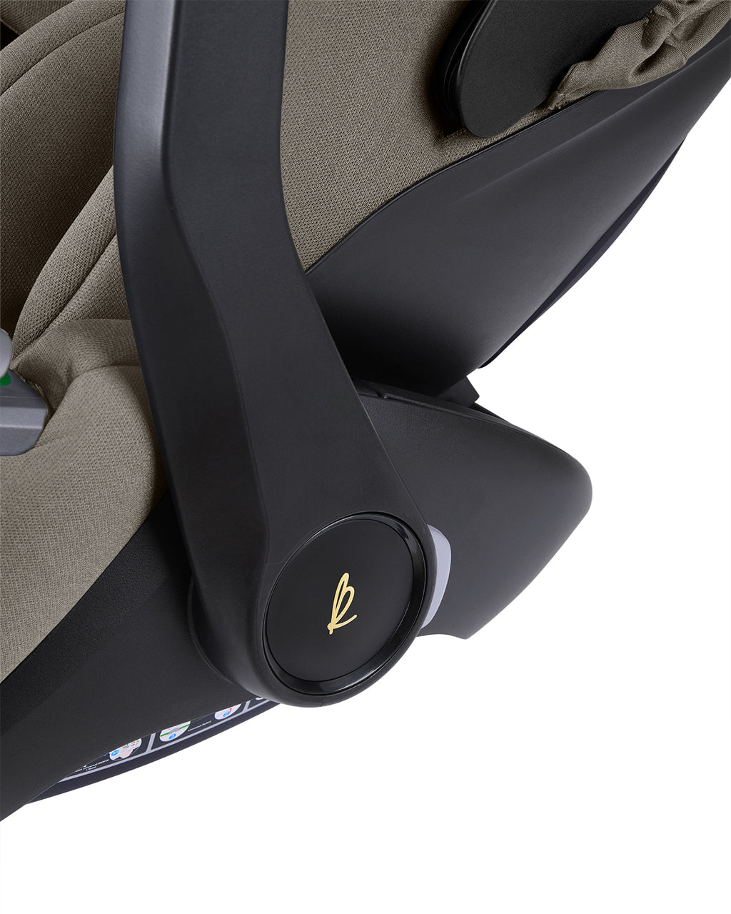 Detalhe do ponto de articulação e da alça de transporte preta da cadeira auto Kikkaboo, com o logótipo dourado da marca.