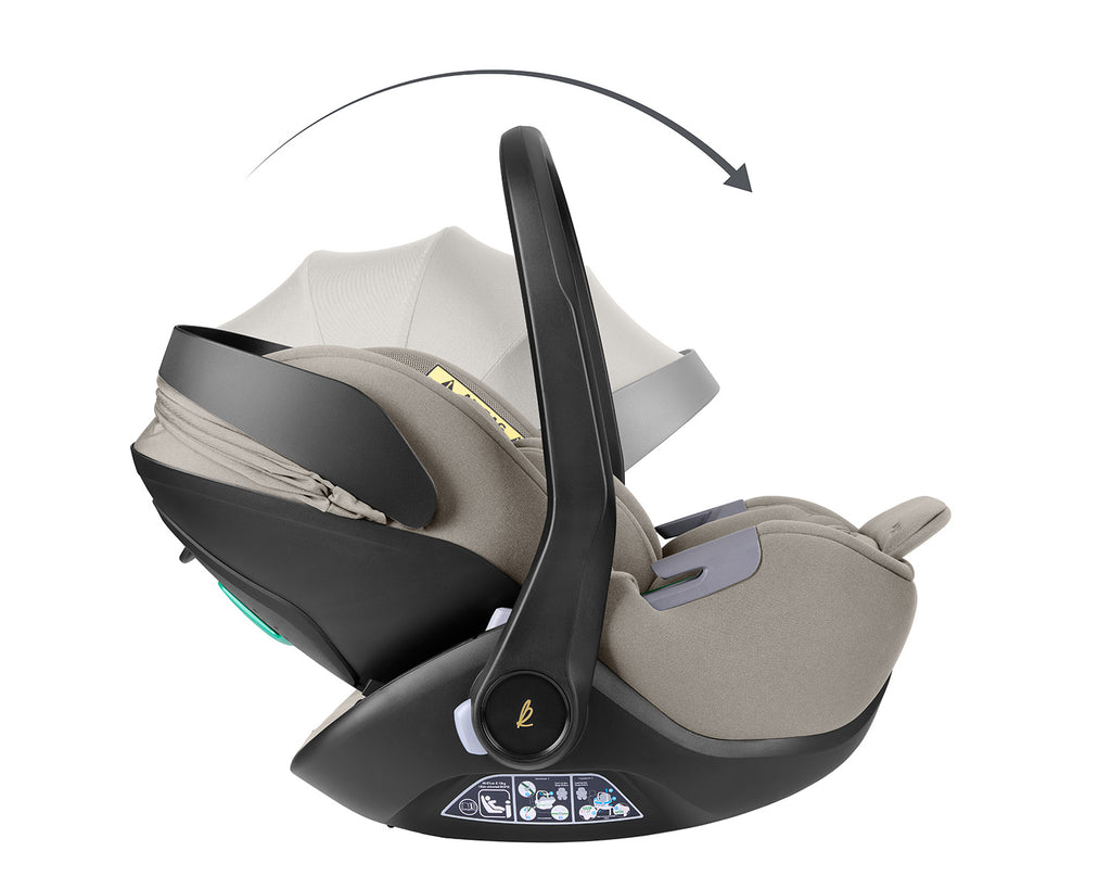 Cadeira auto Kikkaboo i-Class a ser inclinada para trás, com uma seta curva a indicar o movimento, demonstrando a reclinação do encosto em maior detalhe.