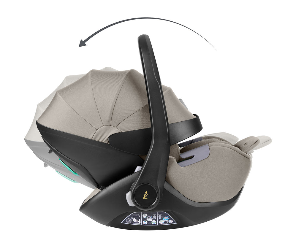 Cadeira auto Kikkaboo i-Class a ser inclinada para trás, com uma seta curva a indicar o movimento, demonstrando a reclinação do encosto.