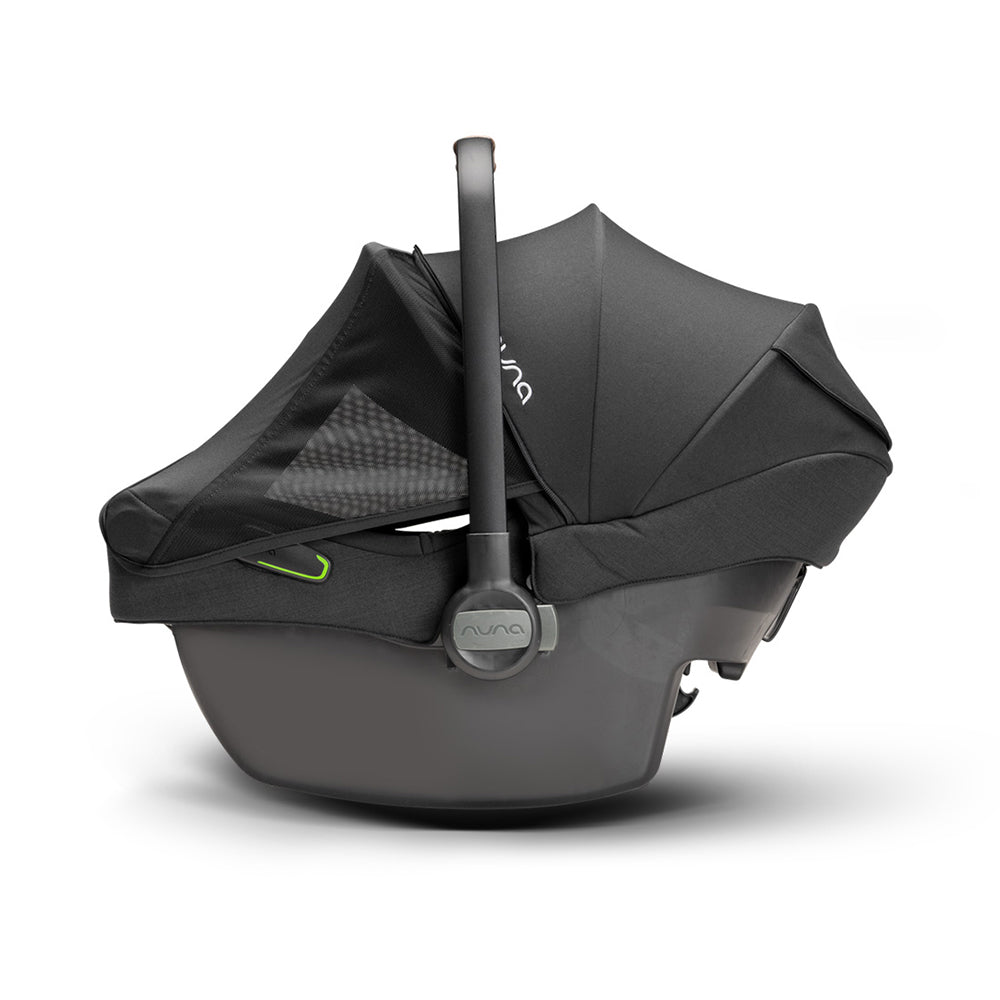 Detalhe da base de assentamento da cadeira auto ovo Nuna Pipa Next, mostrando a compatibilidade com o cinto de 3 pontos do veículo.