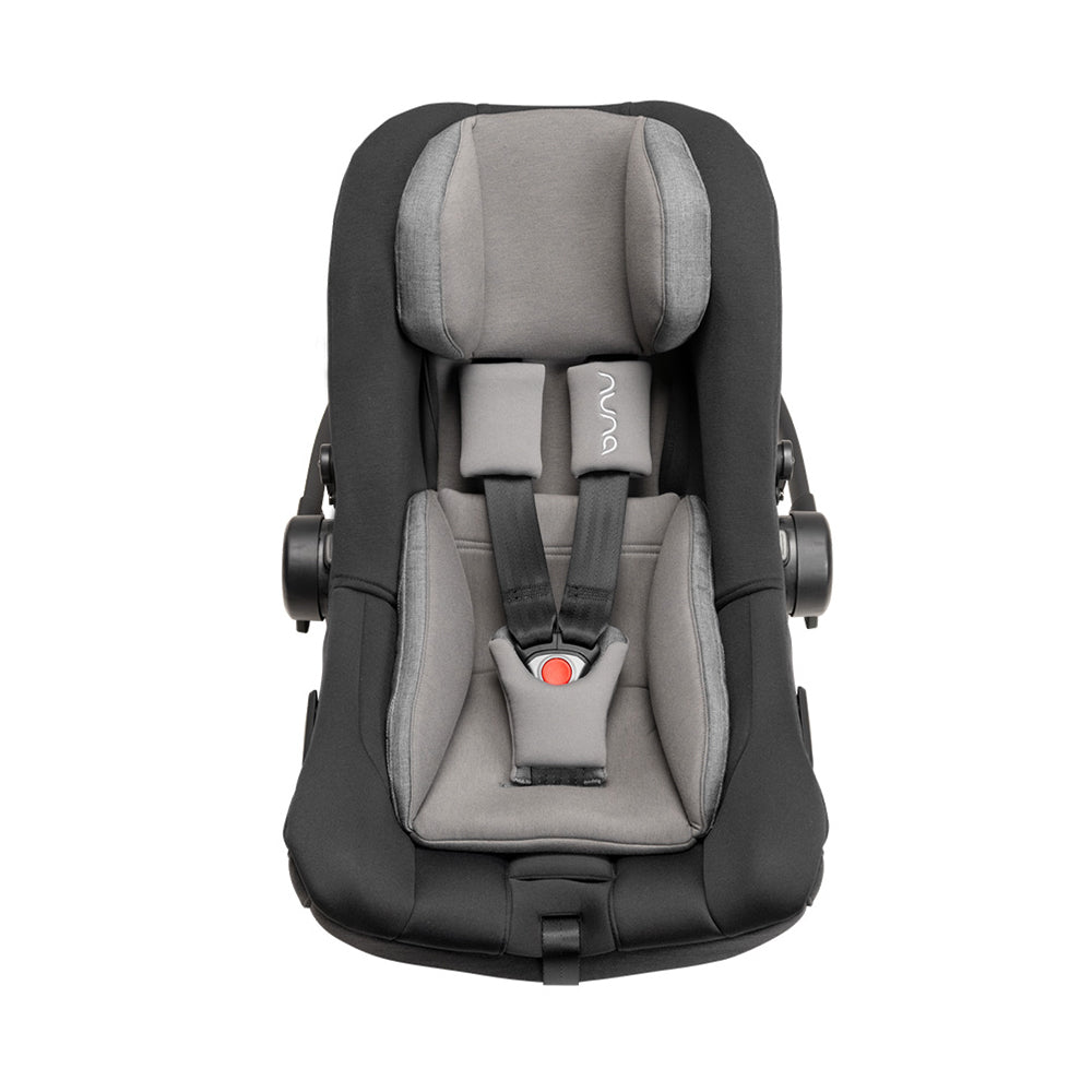 Imagem da cadeira auto ovo Nuna Pipa Next em conjunto com a BASE™ next, demonstrando o sistema modular NEXT da Nuna.