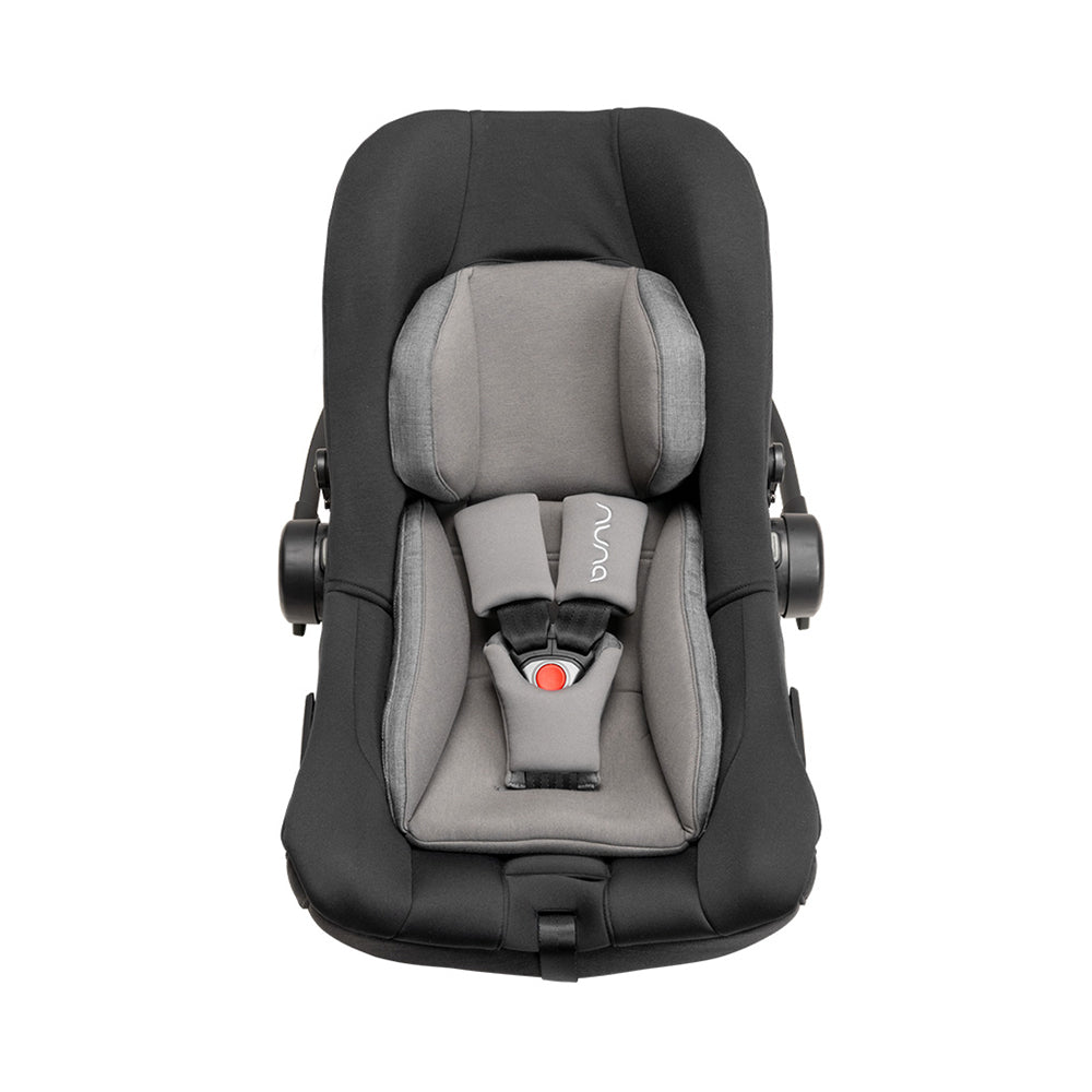 Cadeira auto ovo Nuna Pipa Next com a capota solar estendida (Dream Drape™) a cobrir totalmente a criança para proteção solar UPF 50+.