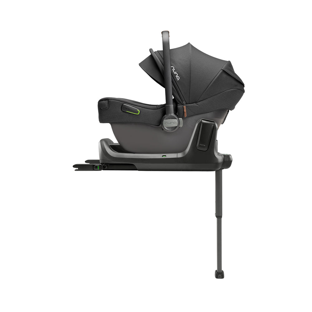 Cadeira auto ovo Nuna Pipa Next em cor cinza claro (ou bege), vista de cima, focando na área do assento e tecidos respiráveis.