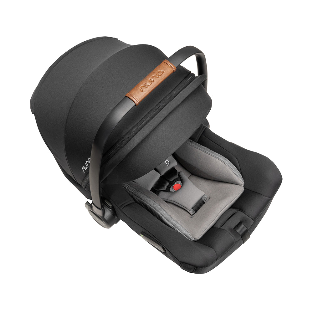 Cadeira auto ovo Nuna Pipa Next com o redutor de recém-nascido inserido, focando no conforto e suporte para bebés pequenos.