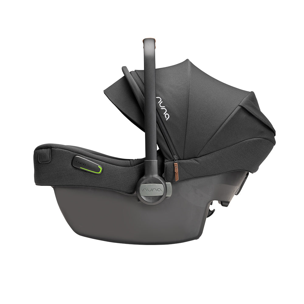 Cadeira auto ovo Nuna Pipa Next com a criança (aproximadamente 6 meses) instalada, mostrando o ajuste do apoio de cabeça.