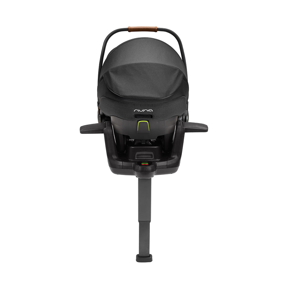 Detalhe da pega de transporte ergonómica da cadeira auto ovo Nuna Pipa Next, em cor cinza escuro.