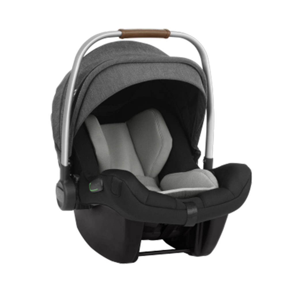 Detalhe da cadeira auto ovo Nuna Pipa Next com o redutor para recém-nascido (40cm), evidenciando o tecido premium e o arnês de 5 pontos.