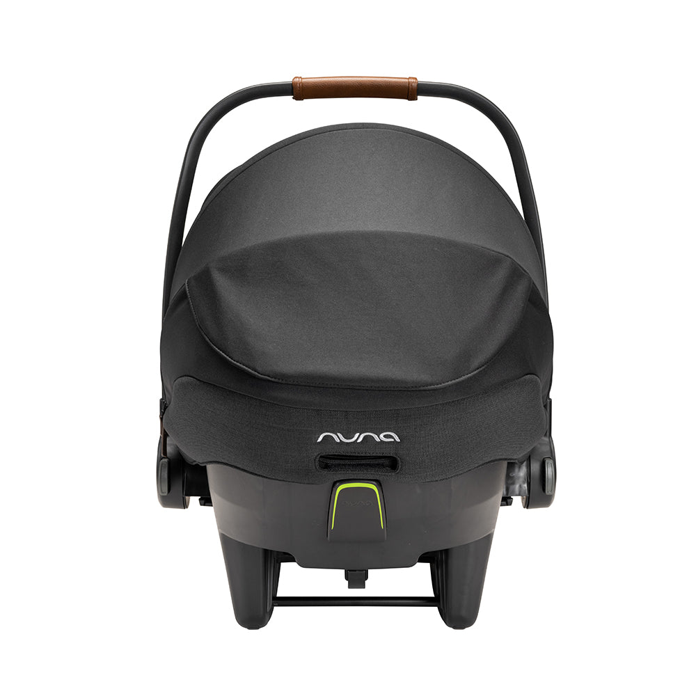 Cadeira auto ovo Nuna Pipa Next (2.8kg) sendo facilmente transportada por uma mão, ilustrando a sua leveza.