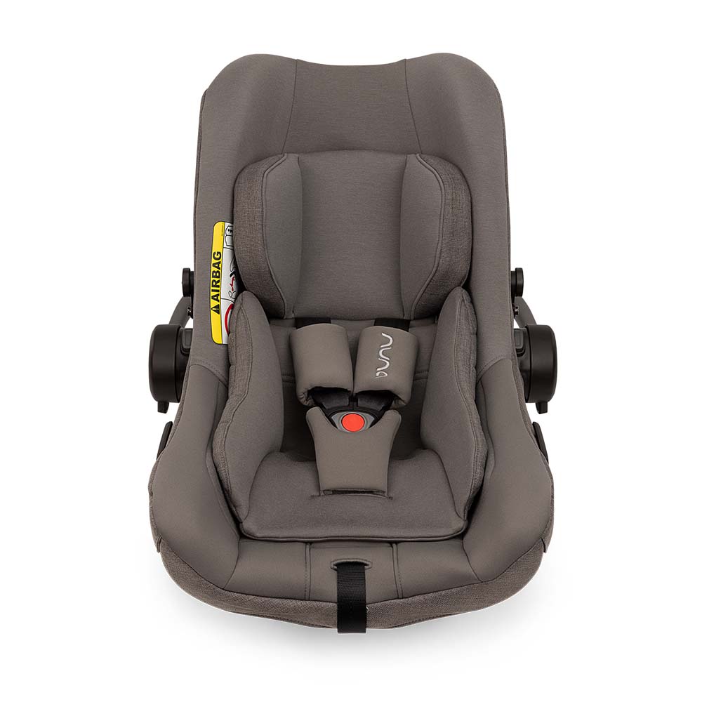 Pega de transporte ergonómica da Nuna Pipa Next, robusta e ajustável, vista em primeiro plano sobre o assento.