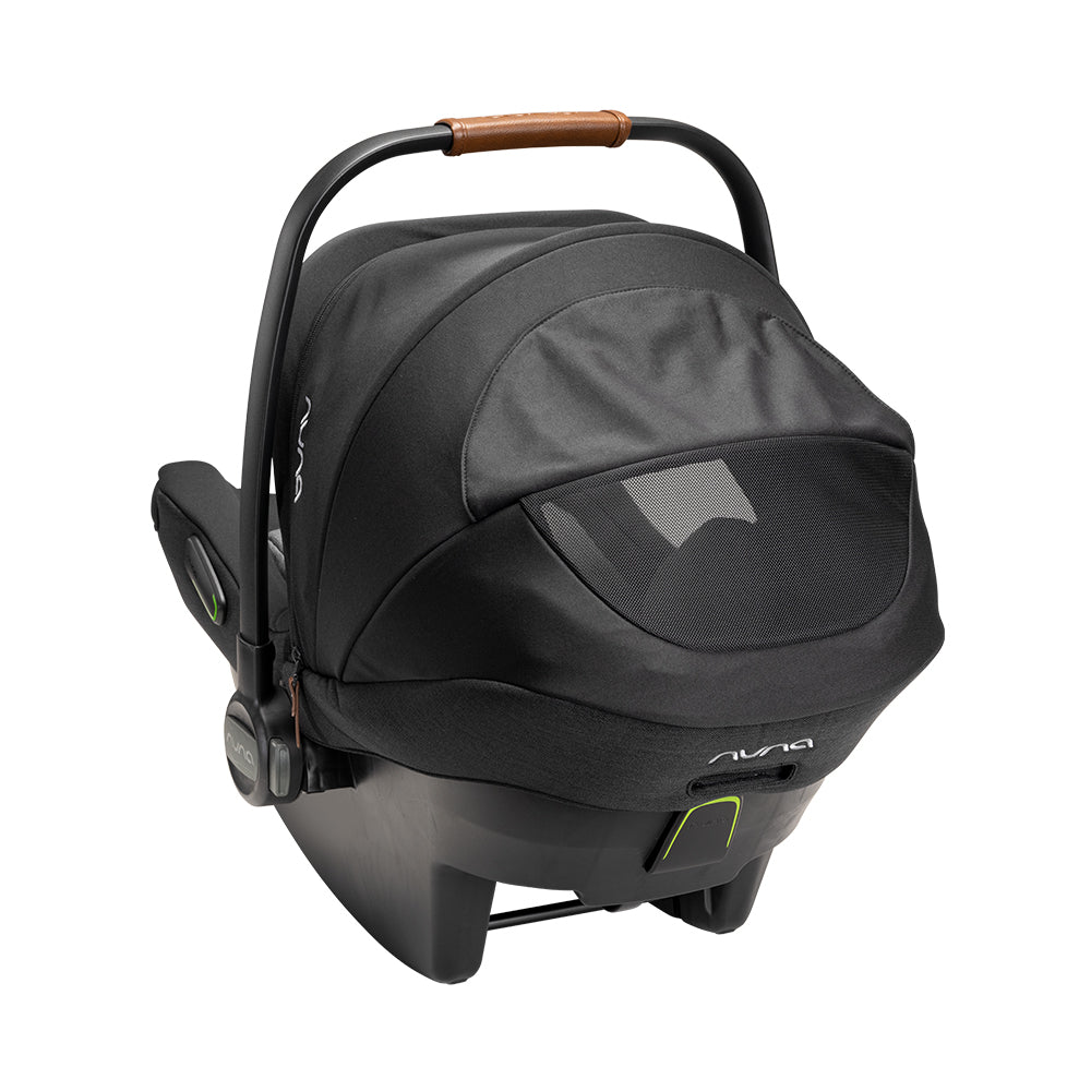 Cadeira auto ovo Nuna Pipa Next preta, vista frontal, destacando o tecido premium e o design elegante.