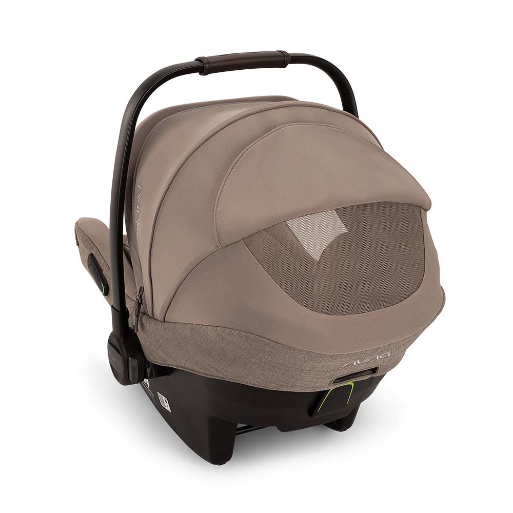 Cadeira auto ovo Nuna Pipa Next preta, vista lateral, destacando o arnês de 5 pontos e o apoio de cabeça ajustável.