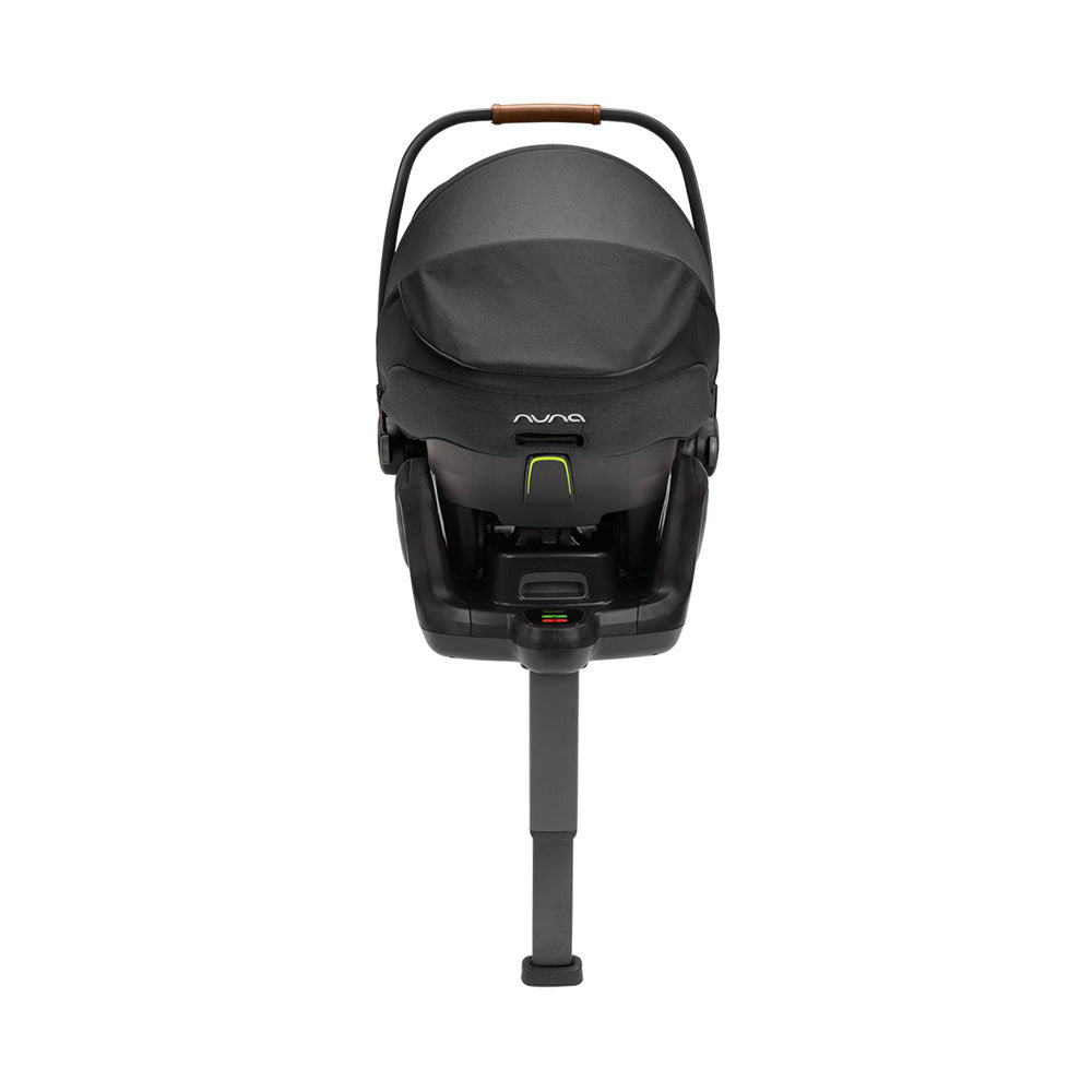 Comparação visual da Nuna Pipa Next com a BASE™ next, mostrando como o ovo se encaixa e desencaixa do sistema modular NEXT.