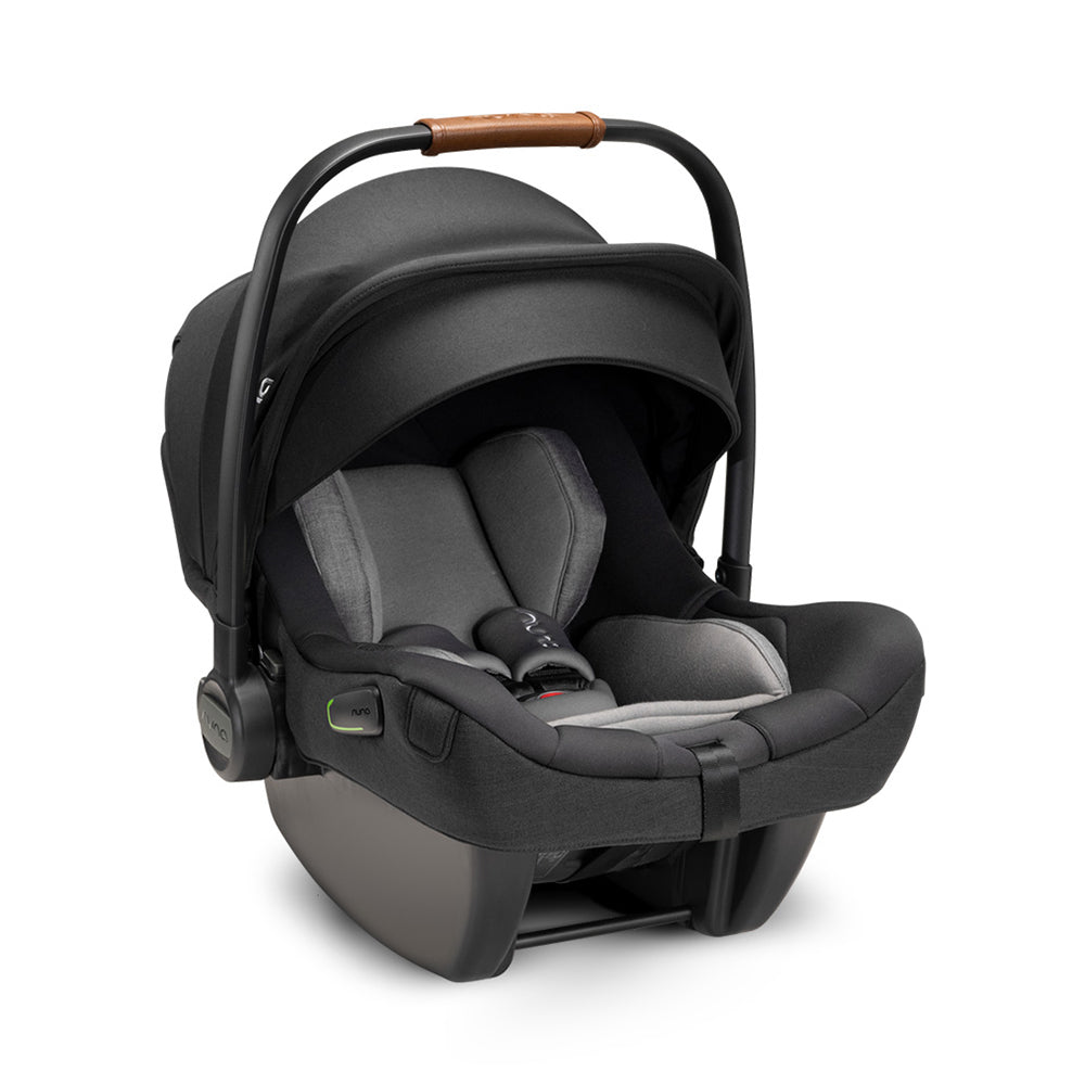 Vista superior da Nuna Pipa Next, destacando a pega de transporte ergonómica e o design moderno do ovo i-Size.