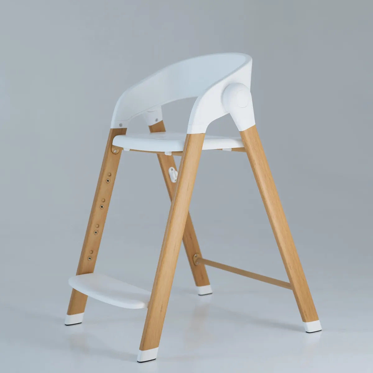 Cadeira de refeição evolutiva Love & Carry Flex (Branca) em vista lateral, com estrutura de madeira clara e assento branco, dobrada ou em posição de pé.