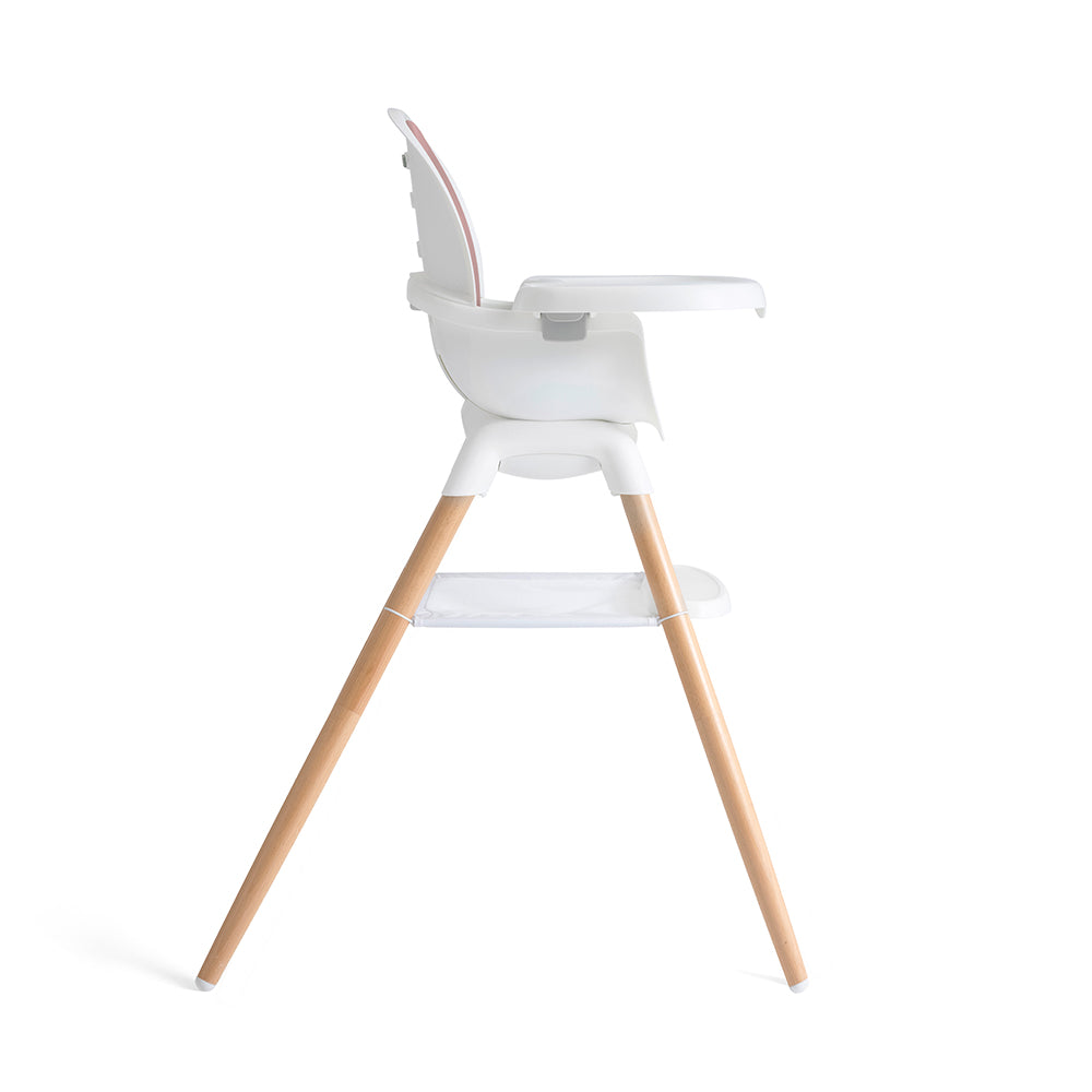 Cadeira Joie Chestnut configurada como booster portátil, fixada a uma cadeira de adulto para refeições em família.