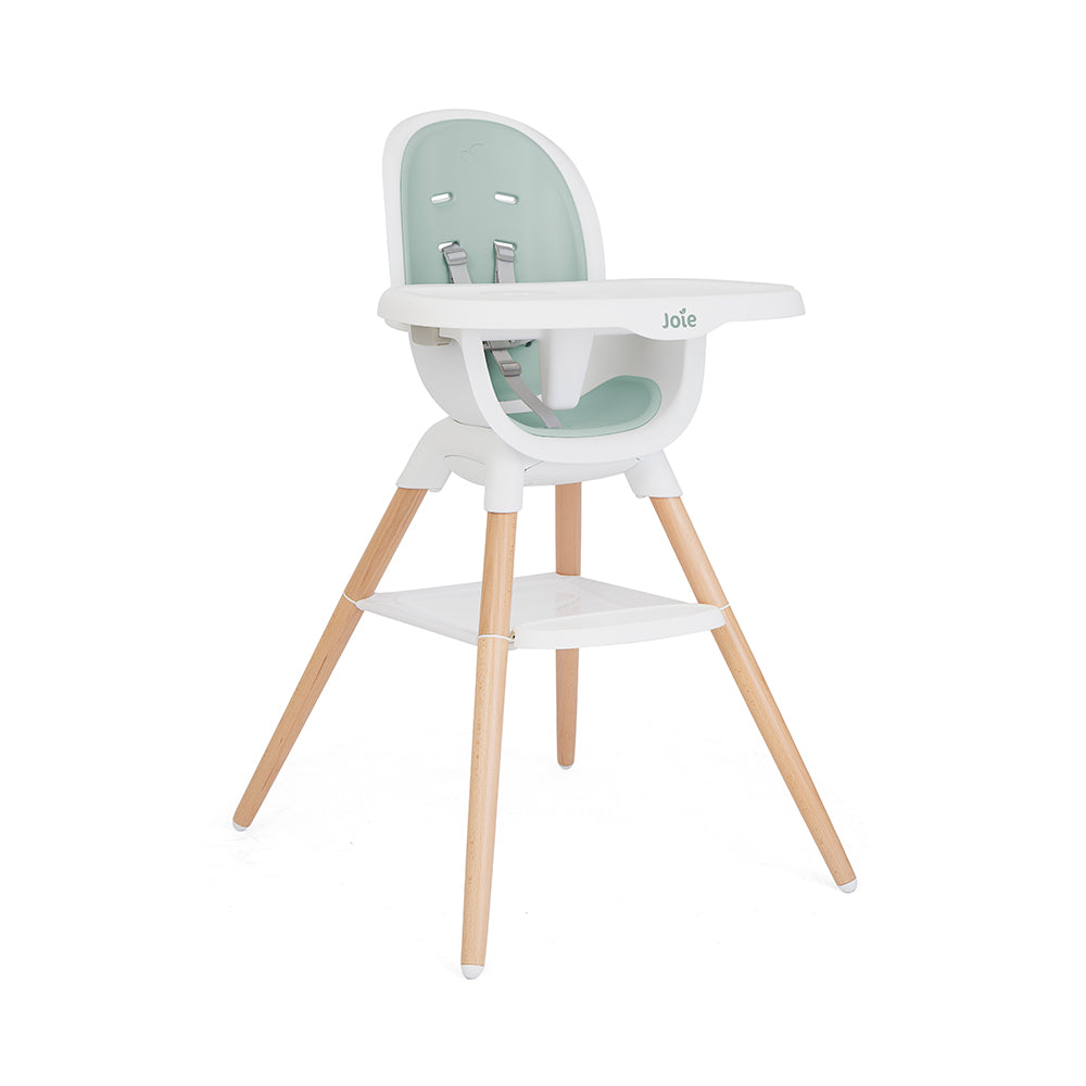 Cadeira de refeição Joie Chestnut completa, com bandeja e arnês. Assento branco com inserção verde-água e pernas em madeira de faia.