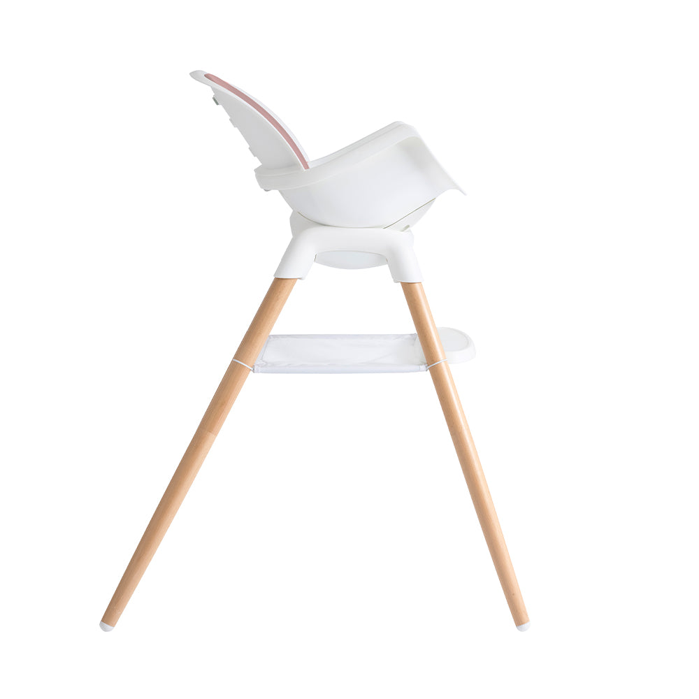 Detalhe da base da cadeira Joie Chestnut, destacando a robusta estrutura em madeira de faia europeia e o design moderno.