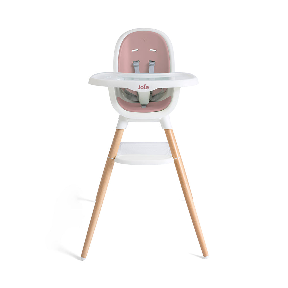 Cadeira alta Joie Chestnut ajustada à altura da mesa de jantar, mostrando a bandeja removível e o cinto de segurança.